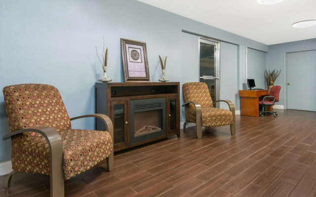 Blue Way Inn & Suites Wichita East