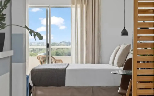Bayshore Bliss- Cozy Space Pool Views