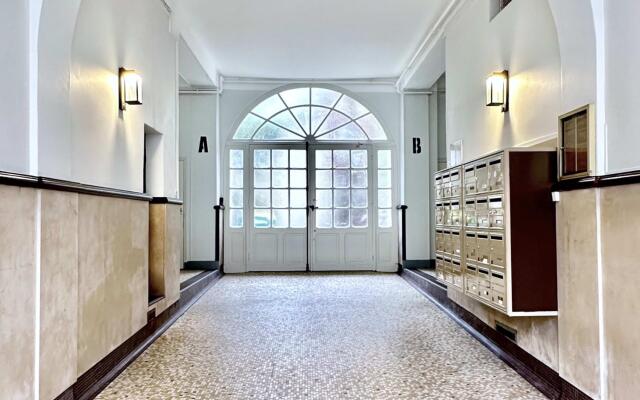 1612 B - Best deal in Pigalle