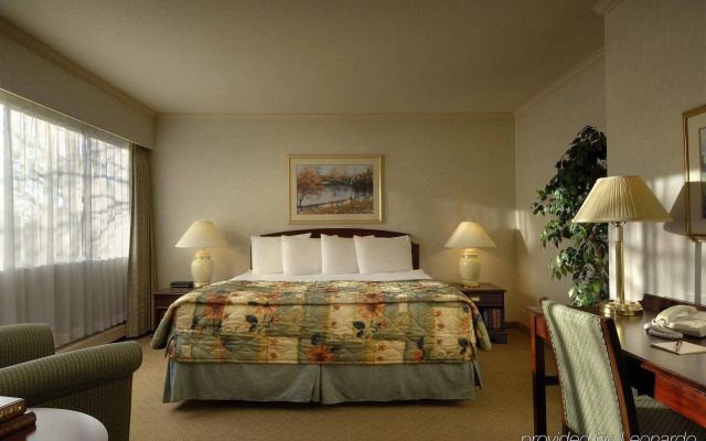 Royal Scot Hotel & Suites