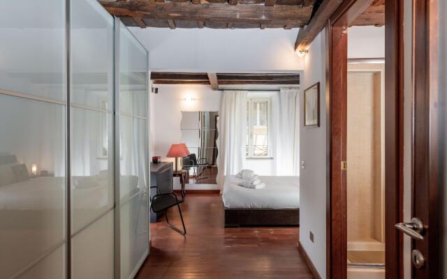 Elena in Roma with 1 bedrooms and 1 bathrooms