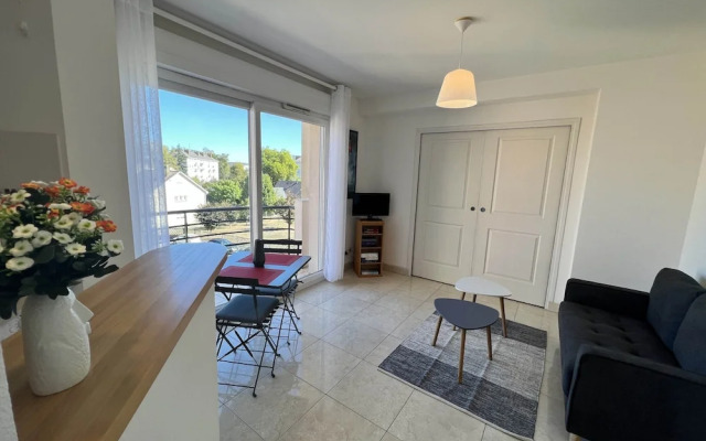 Bright City Escape With Parking