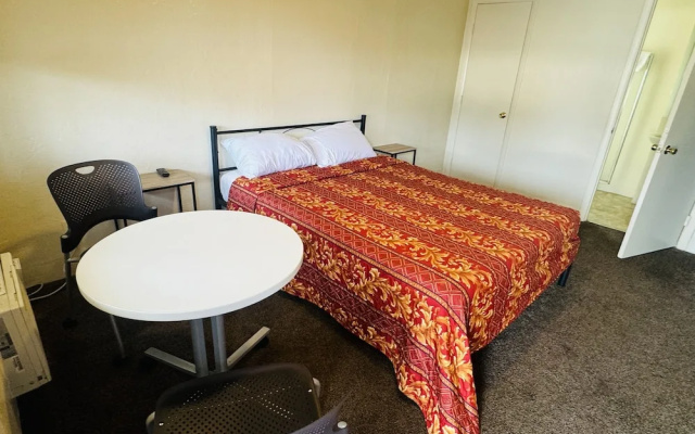 The Oaks Motel