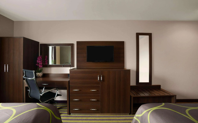 Super 8 By Wyndham Bronx