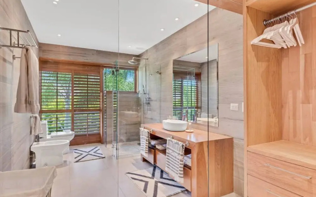 Modern Oasis Stunning Views of Golf Course River