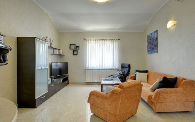 Villa in Peroj With Pool