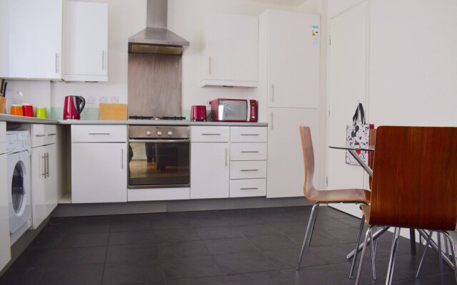 Spacious 2 Bedroom in Shepherds Bush With Patio