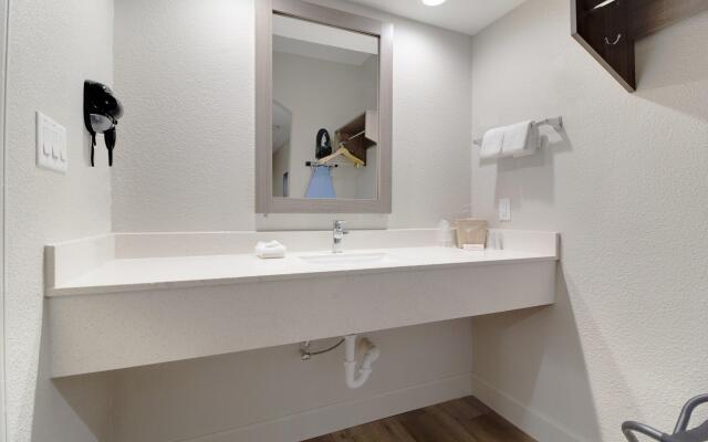Red Roof Inn Plus+ Galveston - Beachfront