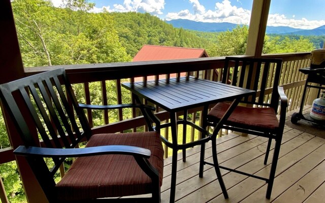 A Rocky Top Rendezview 2 Bedroom Cabin by RedAwning