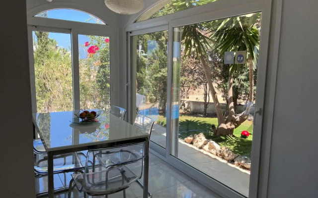 Villa Neyla Four bedroom Beach front Coral Bay