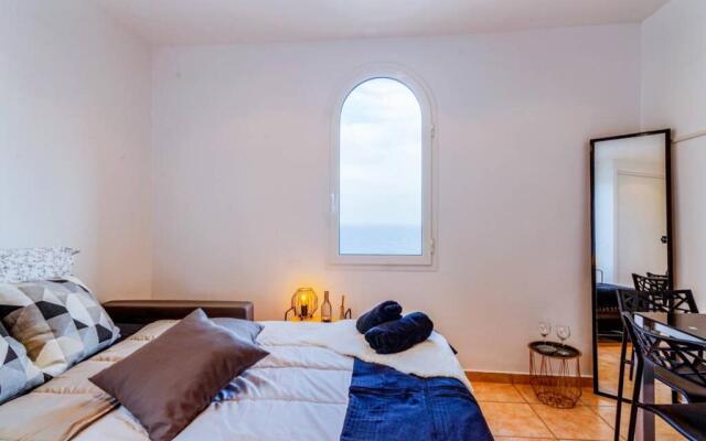 Brand New Studio, Sea View, AirCon, Wifi