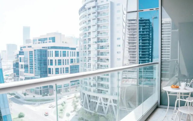 Luxury Studio Rooftop Pool & Gym Access