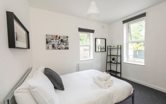 Modern Sleeps 5 - 1BR Home in Manchester