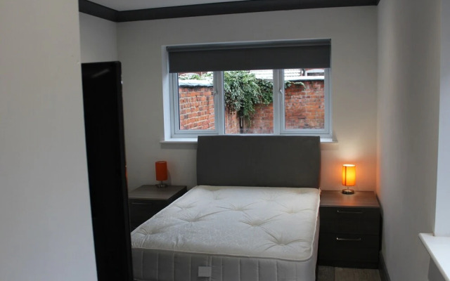 Townhouse @ 282 Walthall Street Crewe