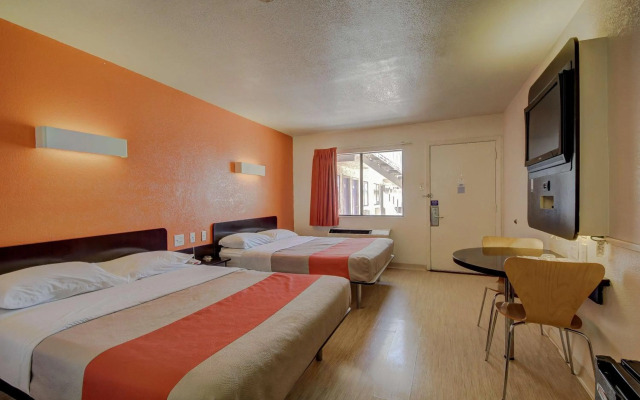 Motel 6 San Antonio, TX - Fort Sam Houston