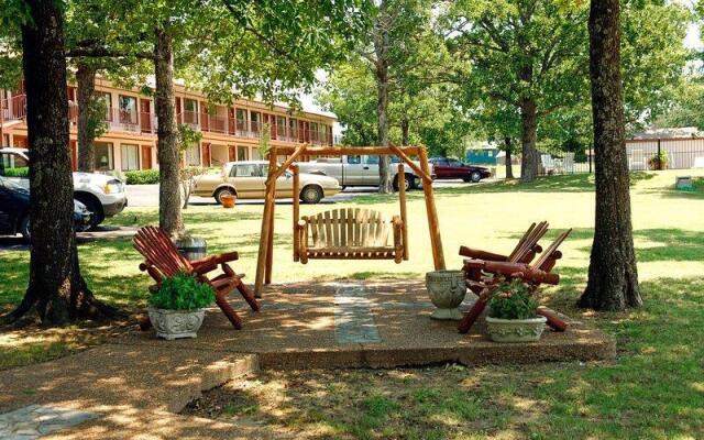 The Parkwood Inn & Suites