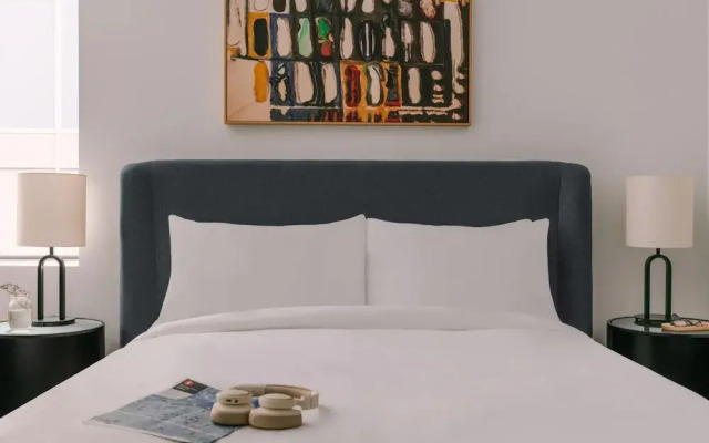 Arlo, BW Signature Collection