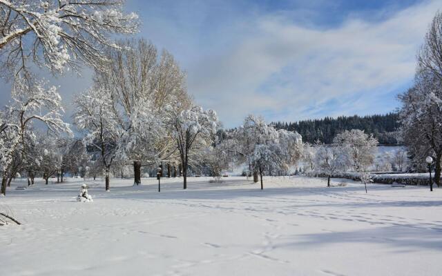 Queensway Court Motel