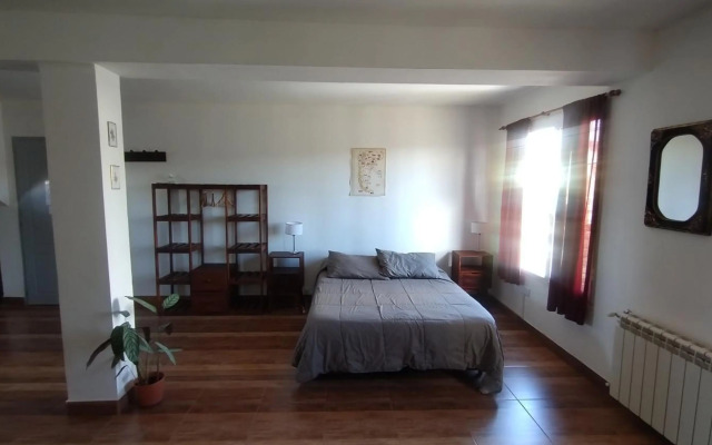 Monoambiente para tres personas. Amplio y luminoso.