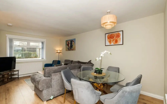 3 Bed House With Driveway