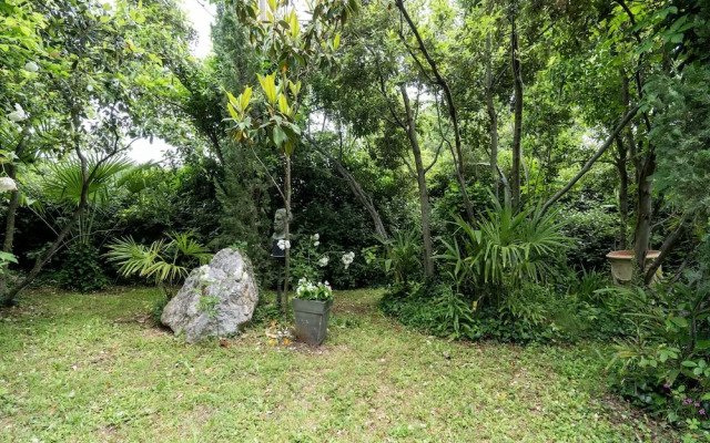 Majestic Holiday Home in Laroque With hot tub