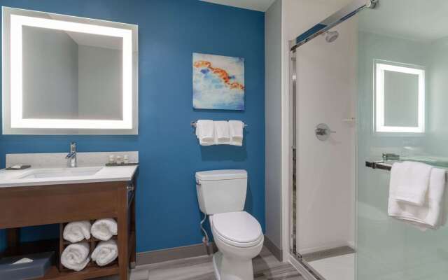 La Quinta Inn & Suites by Wyndham Ft. Myers-Sanibel Gateway