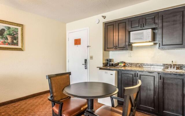 Clarion Inn & Suites Central Clearwater Beach