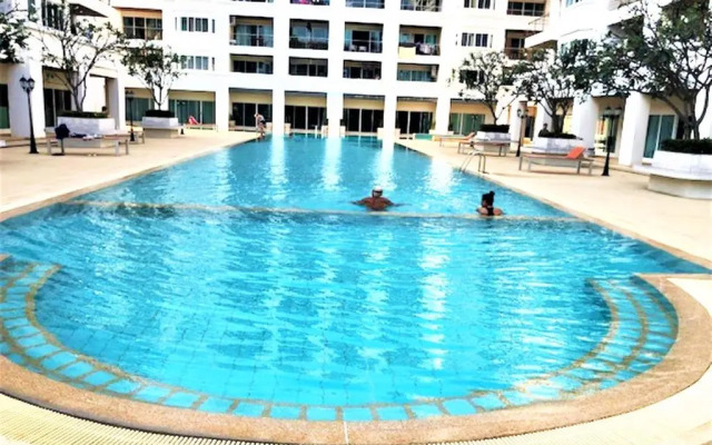 Platinum Suites, Thepprasit Road - Large top Floor Studio