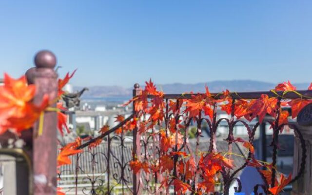Yixin Courtyard hotel (Dali Ancient City South Gate)