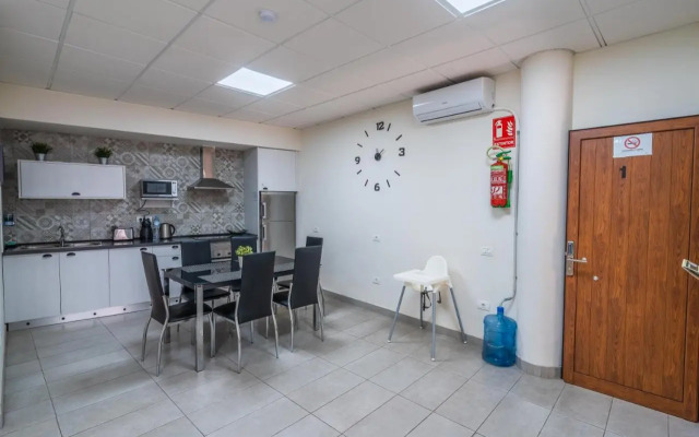 El Puente Holiday Home I- Airport 8,1K