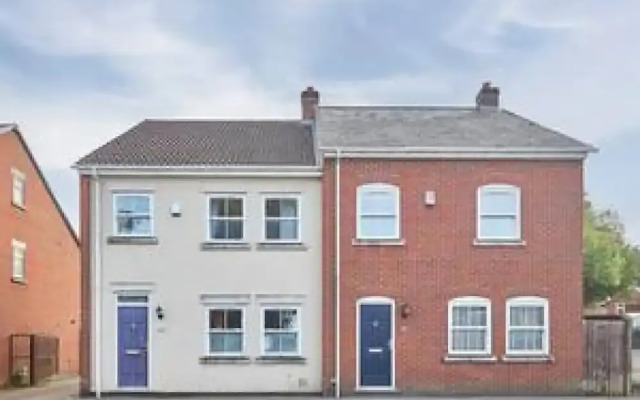 Host Stay Tibshelf House