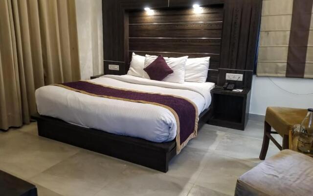 Hotel Holiday Highlights by Howard
