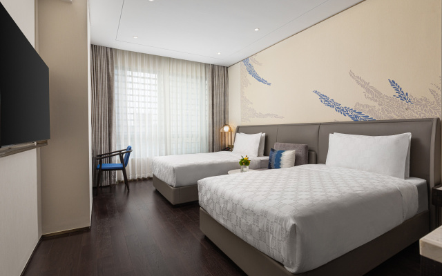 HUALUXE Shanghai Changfeng Park by IHG