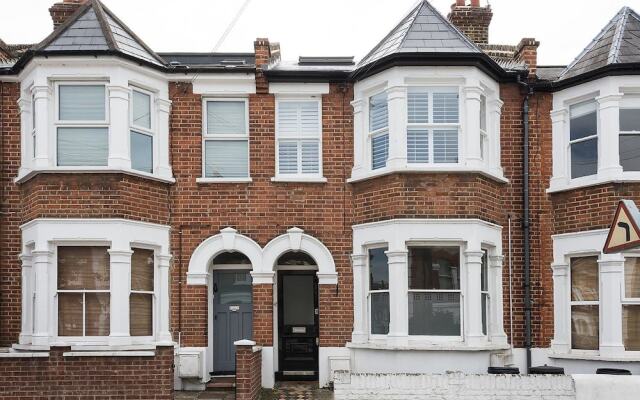 Stylish 1BR Garden Apartment in Earlsfield