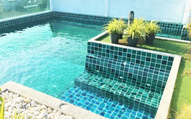 Fantastic Roof top Pool!