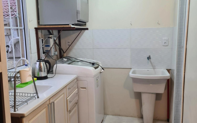 Kitnet casal e apartamento com lareira e vista jardim
