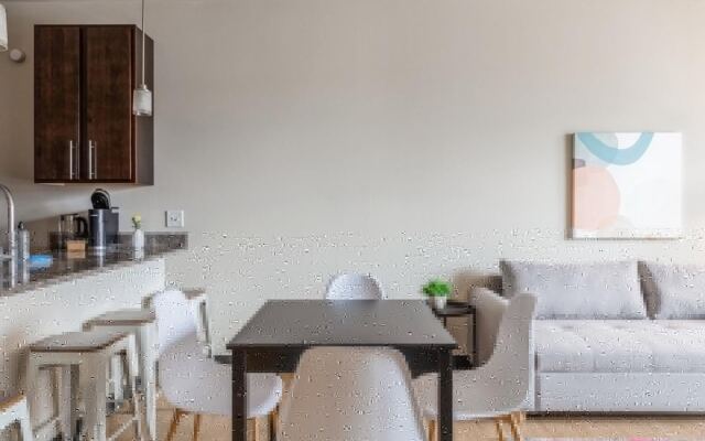 Milwaukee Gorgeous 1BD 1BA Downtown Apartment