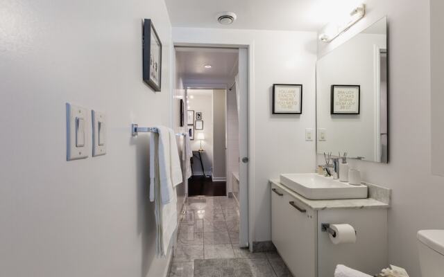 12 York St Condo - Financial District