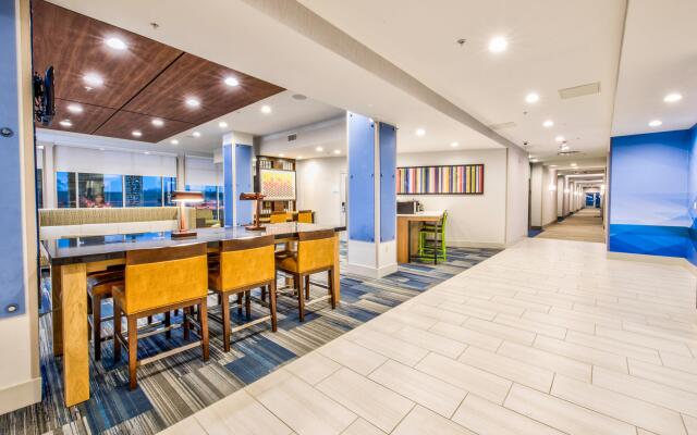 Holiday Inn Express & Suites Dallas NW - Farmers Branch by IHG