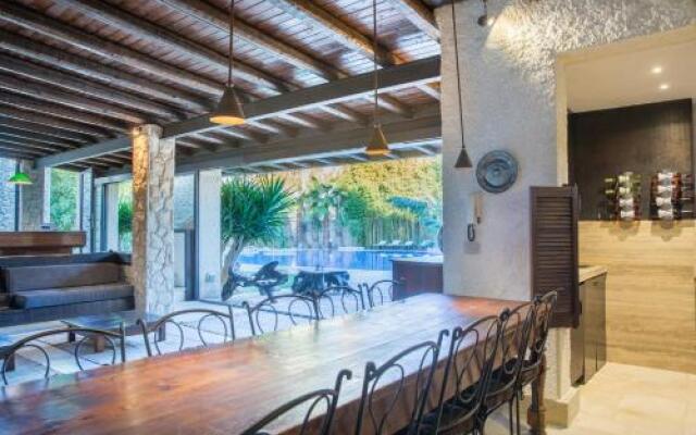 La Villa Apartments