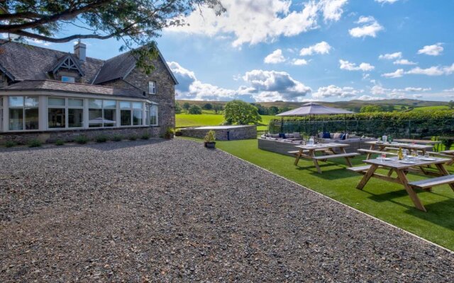 Howgills House - Sole use with 2 Hot Tubs in Yorkshire countryside location