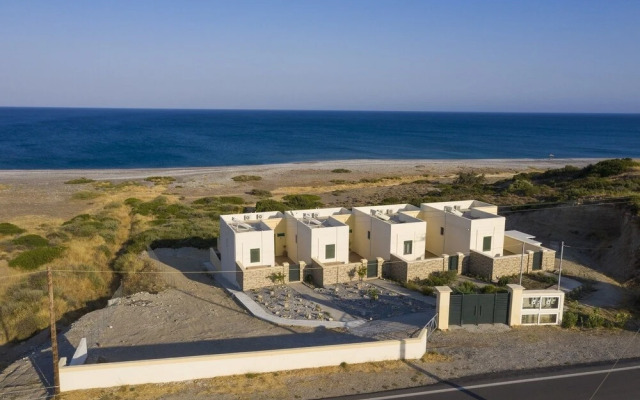 Live by the sea at House Almyra