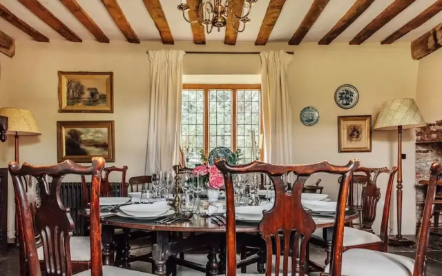 Lavish Tudor Hall Gardens - Sleeps 14