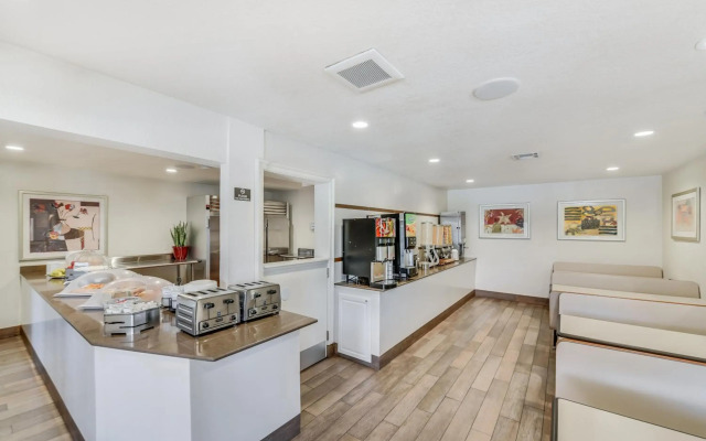 Anaheim Desert Inn and Suites
