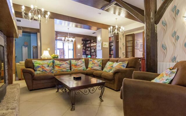 Elegant Holiday Home in Coubjours with heated pool and sauna