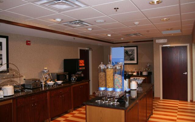 Hampton Inn & Suites Cleveland Mentor