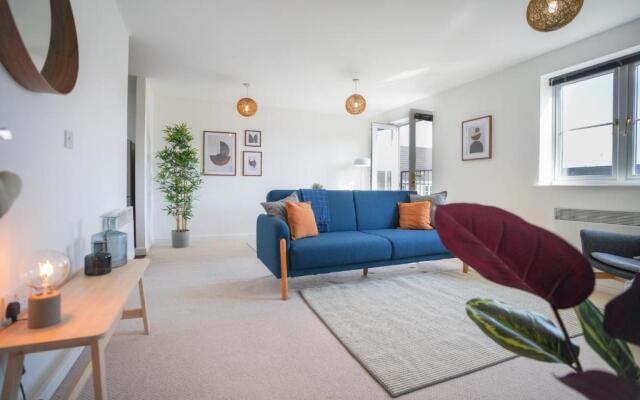 Rowsby Court - Stylish Apartment with Private Parking