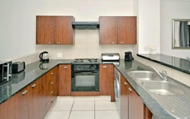 Great 2 bedroom, serviced apartment, views, pool!