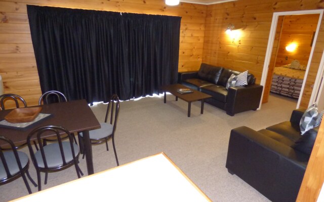 Cedarwood Lakeside Motel & Conference Venue