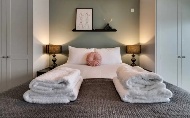 Spacious Modern Camberwell Apartment